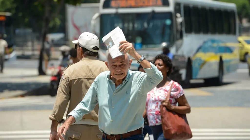 The Chief of Protection of the Elderly Against the Sun with a newspaper folded on a hot day