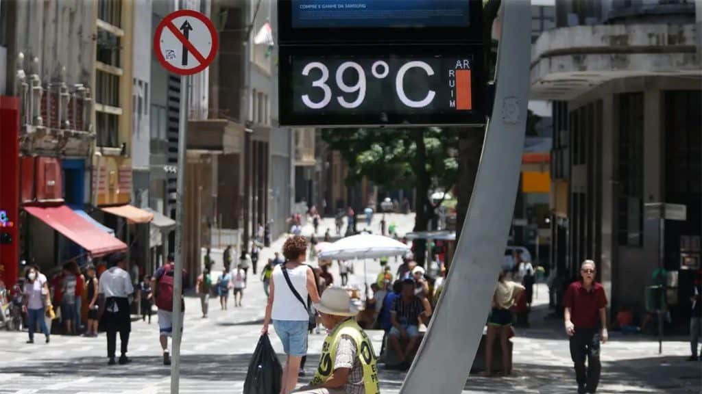Thermometer that marks 39 ºC on a hot day in a city