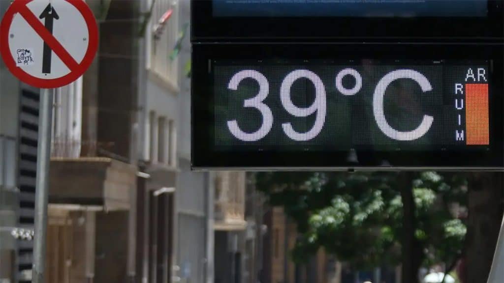 Thermometer on the street that marks 39 degrees Celsius on a hot day in a city
